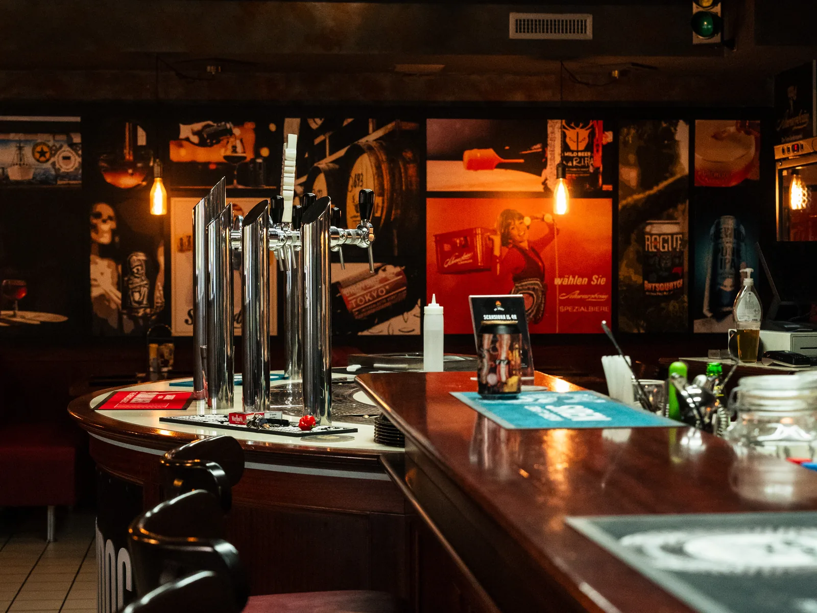 Il bancone in legno di Mr. Smoky con le colonne delle birre alla spina