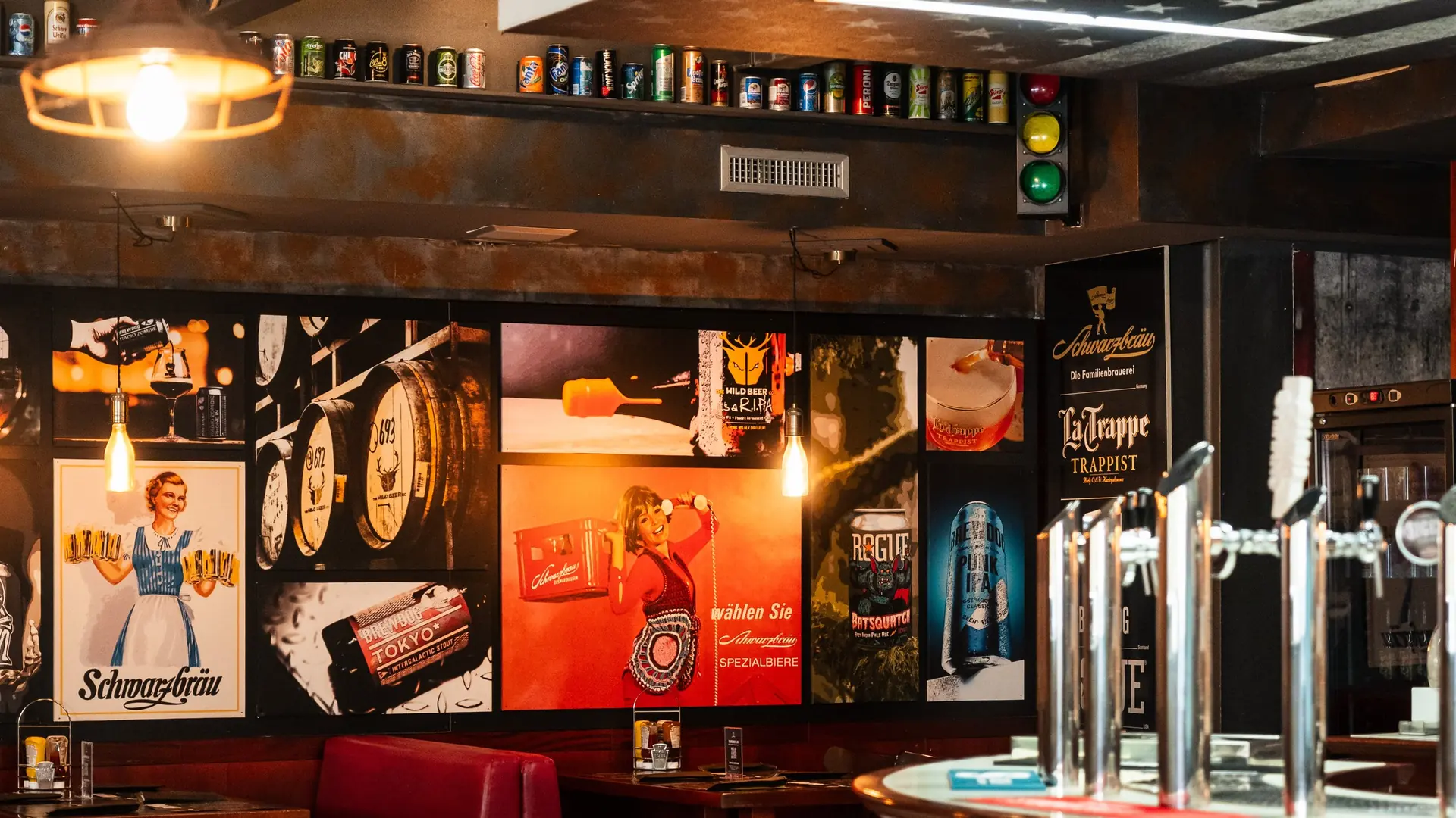 La sala di Mr. Smoky: divanetti rossi, il muro dei manifesti di birra e le colonne delle spine